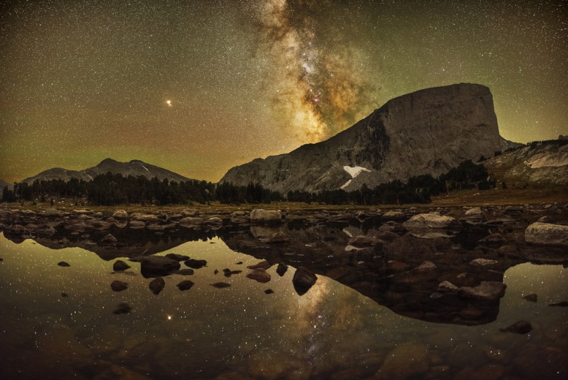 fot. Marc Toso, "Reflections of Mount Hooker" / Insight Investment Astronomy Photographer of the Year 2019