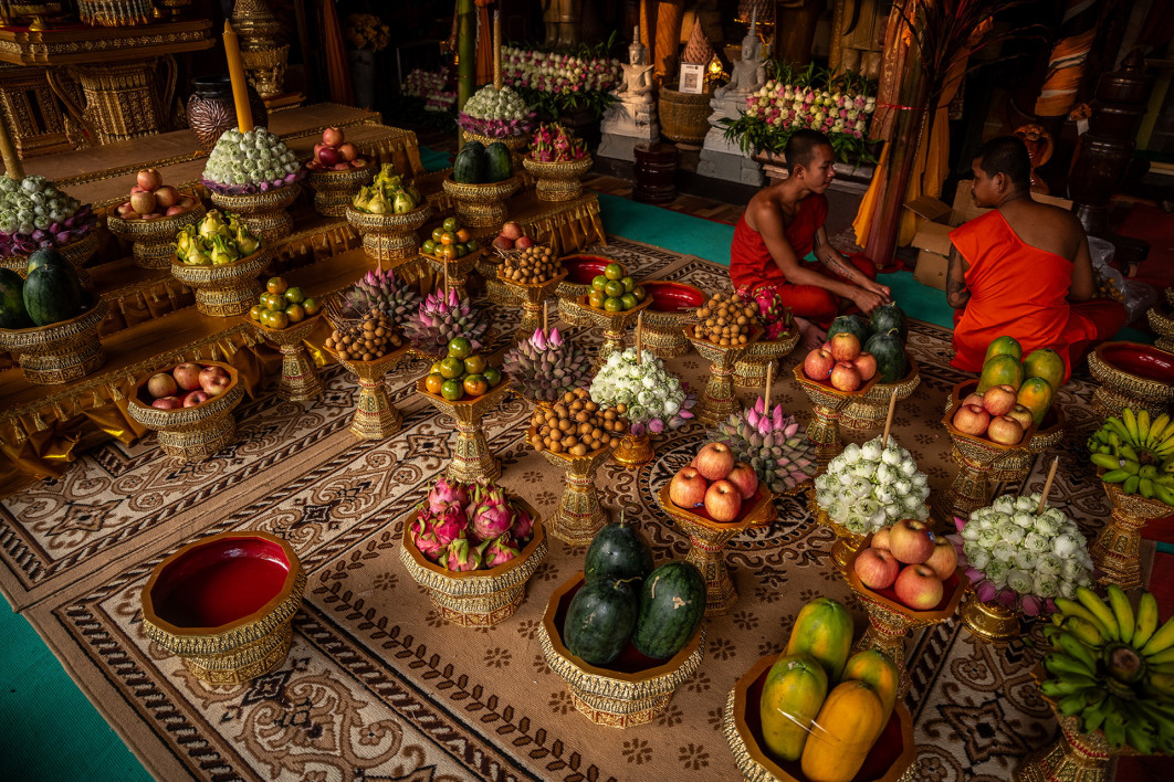 Fot. Ryan Kost, &quot;Buddhist Offerings&quot;, nagroda w kat. The Bimi® Prize / World Food Photography Awards by Bimi 2025