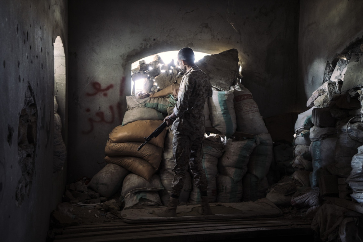 fot. Lorenzo Tugnoli, Contrasto (dla Washington Post), z cyklu "the Yemen Crisis", Nominacja do nagrody World Press Photo Story of the Year
Po niemal 4 latach konfliktu w Jemenie, przynajmniej 8,4 mln osób zagrożonych jest głodem, a 22 miliony (75% populacji) wymaga pomocy humanitarnej.
W 2014 roku muzułmańscy rebelianci Houthi Shia oblężyły północ kraju, zmuszając prezydenta Abdrabbuha Mansoura Hadiego do ustąpienia ze stanowiska. Konflikt rozprzestrzenił się gdy Arabia Saudyjska w koalicji z innymi państwami sunnickimi rozpoczęła naloty na pozycje Houthi. Do 2018 roku doprowadziło to jednej największych katastrof humanitarnych naszych czasów.