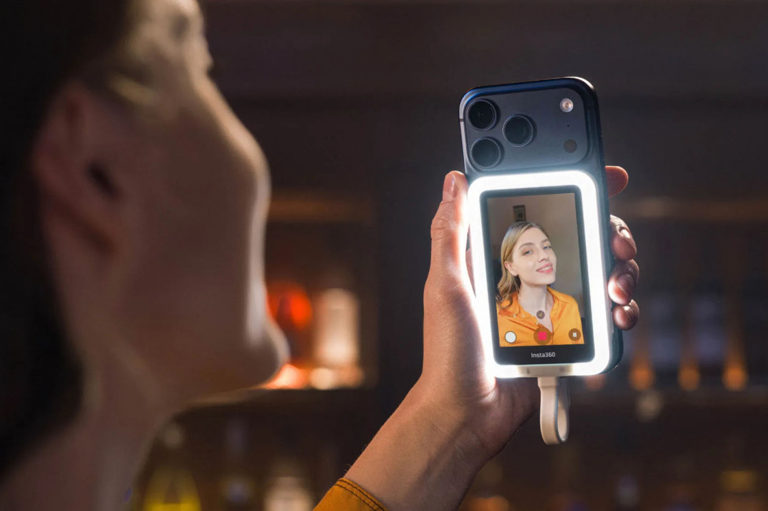 Insta360 Snap - ten prosty ekranik do selfie to prawdopodobnie najbardziej przydatne mobilne akcesorium ostatnich lat 