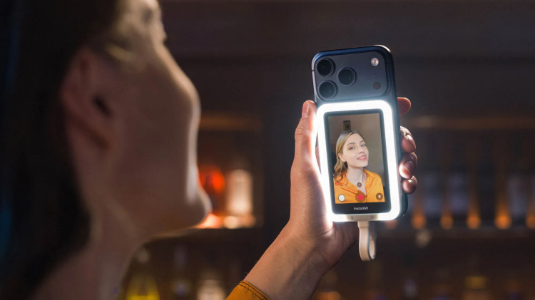 Insta360 Snap - ten prosty ekranik do selfie to prawdopodobnie najbardziej przydatne mobilne akcesorium ostatnich lat