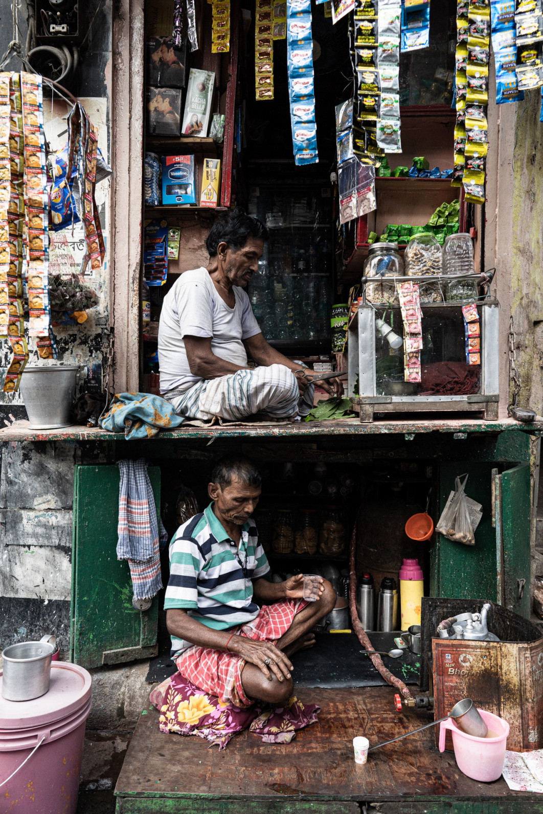Fot. Kazi Mushfiq, &quot;Double Decker Street Tea Stall&quot;, nagroda w kat. unearthed® Food For Sale / World Food Photography Awards by Bimi 2025