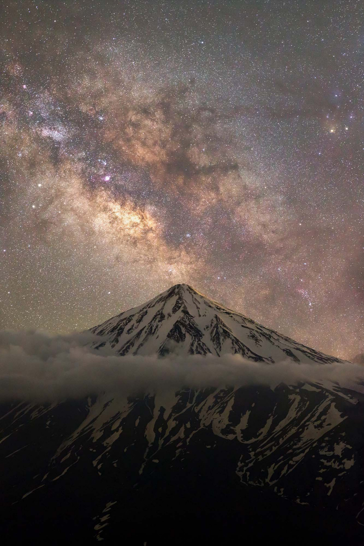 fot. Majid Ghohroodi, "Embrace the Mountains, heart of the Universe!" / Insight Investment Astronomy Photographer of the Year 2019