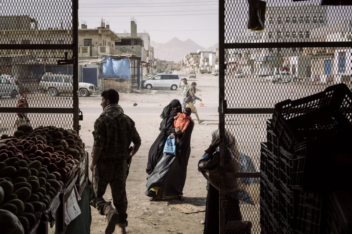 fot. Lorenzo Tugnoli, Contrasto (dla Washington Post), z cyklu "the Yemen Crisis", Nominacja do nagrody World Press Photo Story of the Year
Po niemal 4 latach konfliktu w Jemenie, przynajmniej 8,4 mln osób zagrożonych jest głodem, a 22 miliony (75% populacji) wymaga pomocy humanitarnej.
W 2014 roku muzułmańscy rebelianci Houthi Shia oblężyły północ kraju, zmuszając prezydenta Abdrabbuha Mansoura Hadiego do ustąpienia ze stanowiska. Konflikt rozprzestrzenił się gdy Arabia Saudyjska w koalicji z innymi państwami sunnickimi rozpoczęła naloty na pozycje Houthi. Do 2018 roku doprowadziło to jednej największych katastrof humanitarnych naszych czasów.