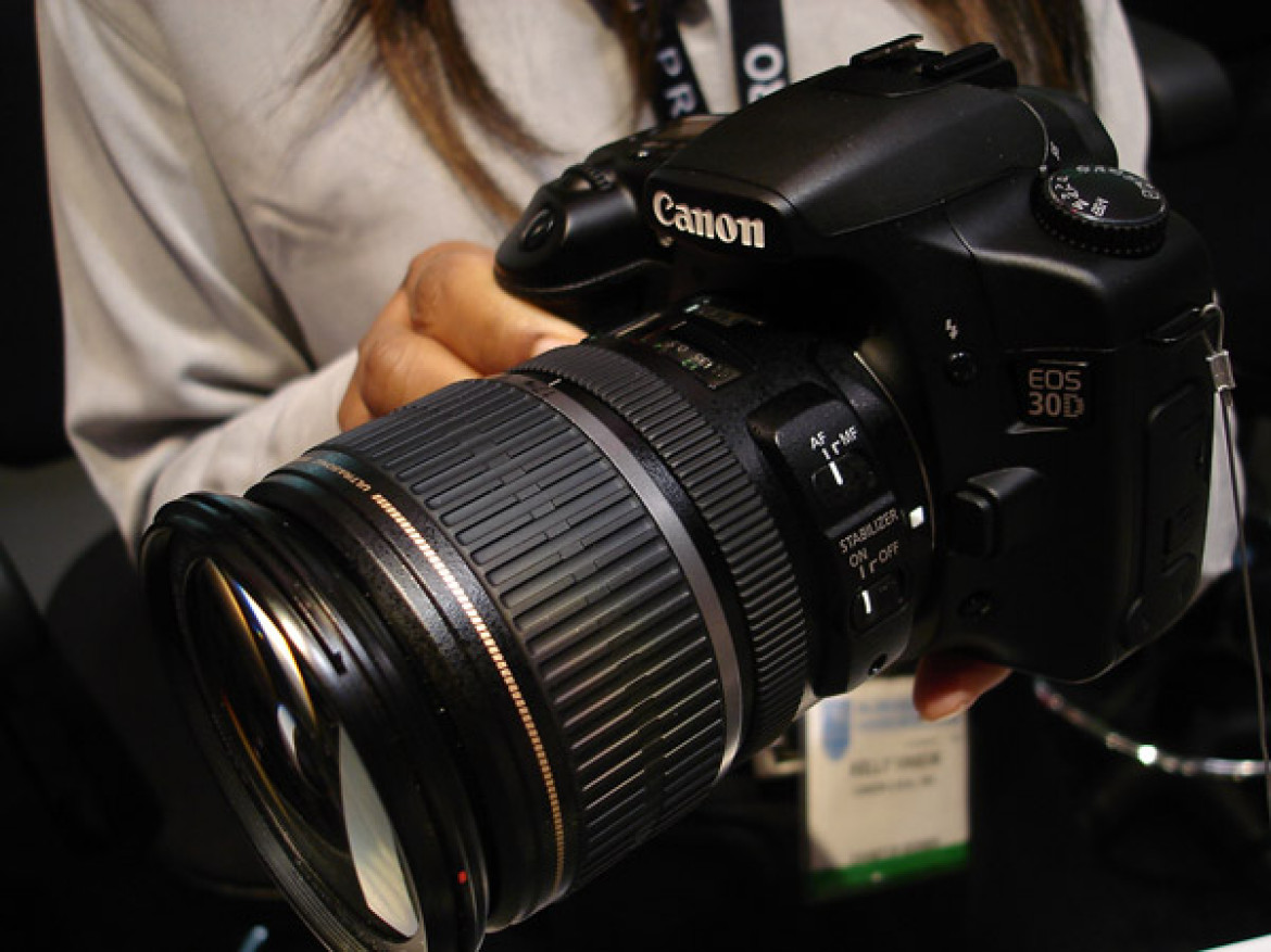 Canon EOS 30D z obiektywem EF-S 17-55mm F2.8 IS