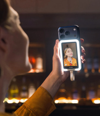 Insta360 Snap - ten prosty ekranik do selfie to prawdopodobnie najbardziej przydatne mobilne akcesorium ostatnich lat 