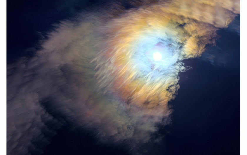 fot. Yiming Li, Seven-colour feather of the Moon / Insight Investment Astronomy Photographer of the Year 2019