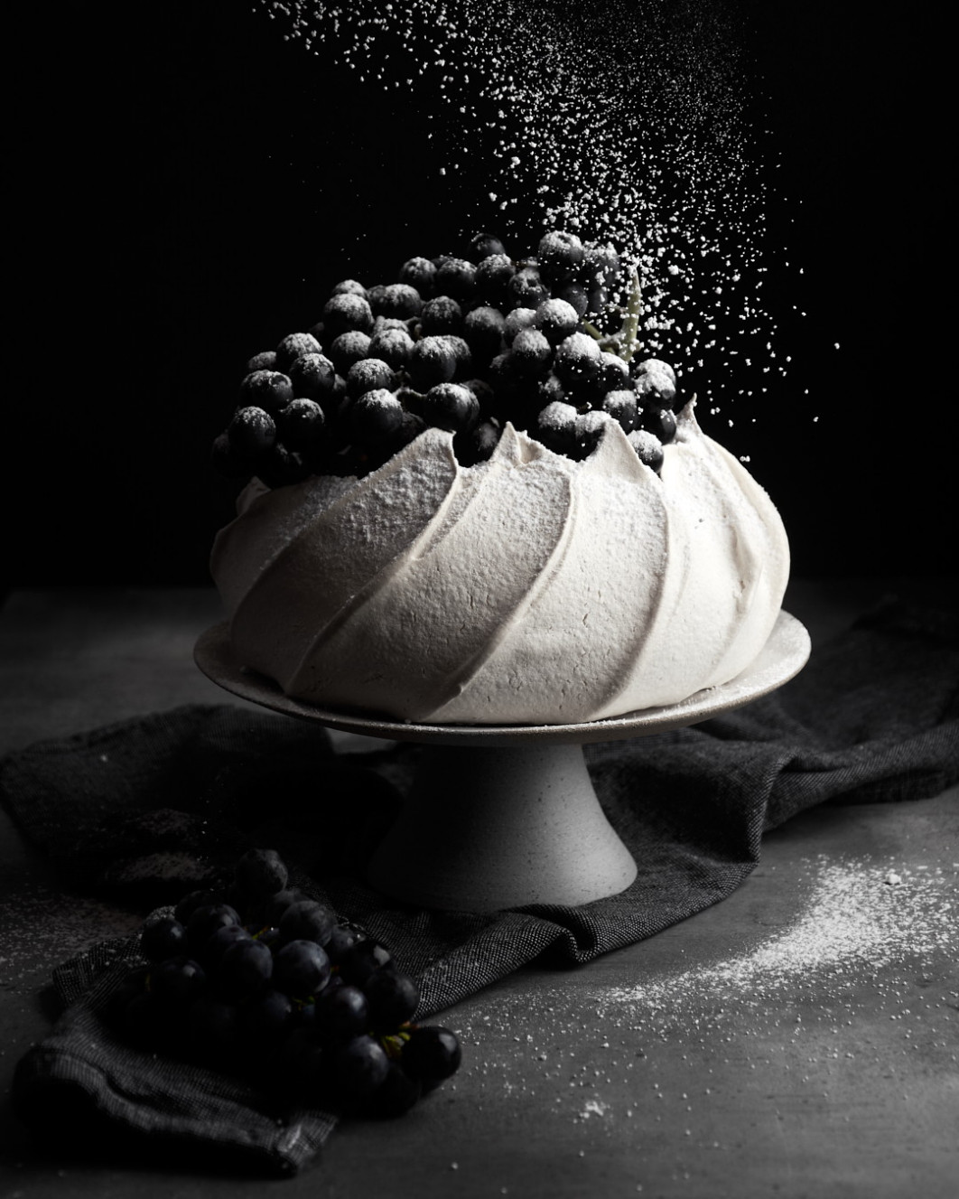 Fot. Audrey Laferrière, &quot;Pavlova’s Arabesque&quot;, nagroda w kat. Tiptree Cake Award / World Food Photography Awards by Bimi 2025