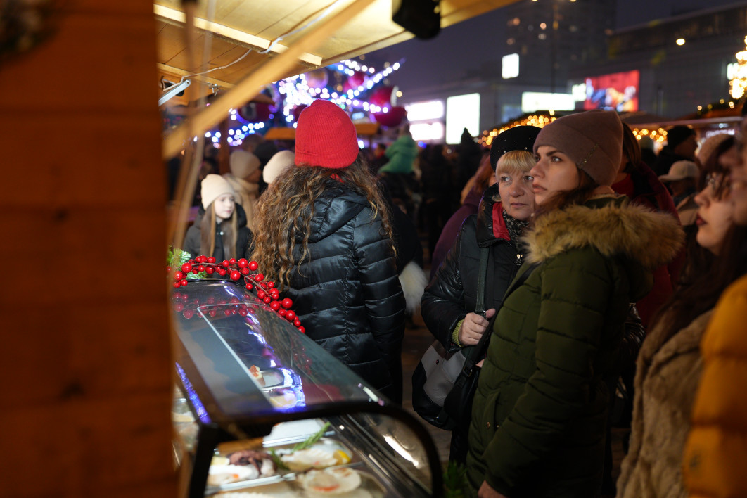 1/125 s, f/2.2, ISO 1600, 37.0 mm