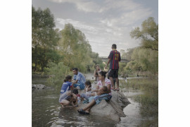 fot. Pieter Ten Hoopen, Agence Vu / Civilian Act, z cyklu "The MIgrant Caravan", Nominacja do nagrody World Press Photo Story of the Year

W październiku i listopadzie 2018 roku tysiące emigrantów z państw Ameryki Centralnej dołączyło do karawany zmierzającej w stronę granic USA. Karawana stworzona dzięki kampanii w mediach społecznościowych zapewniała minimum bezpieczeństwa podróżującym na trasie, na której wcześniej ludzie znikali, lub byli porywani. Była też alternatywą dla wysokich opłat u przemytników ludzi.