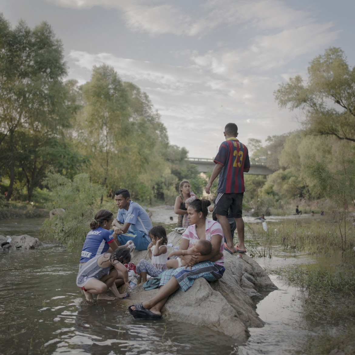 fot. Pieter Ten Hoopen, Agence Vu / Civilian Act, z cyklu "The MIgrant Caravan", Nominacja do nagrody World Press Photo Story of the Year
W październiku i listopadzie 2018 roku tysiące emigrantów z państw Ameryki Centralnej dołączyło do karawany zmierzającej w stronę granic USA. Karawana stworzona dzięki kampanii w mediach społecznościowych zapewniała minimum bezpieczeństwa podróżującym na trasie, na której wcześniej ludzie znikali, lub byli porywani. Była też alternatywą dla wysokich opłat u przemytników ludzi.