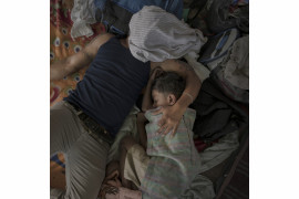 fot. Pieter Ten Hoopen, Agence Vu / Civilian Act, z cyklu "The MIgrant Caravan", Nominacja do nagrody World Press Photo Story of the Year

W październiku i listopadzie 2018 roku tysiące emigrantów z państw Ameryki Centralnej dołączyło do karawany zmierzającej w stronę granic USA. Karawana stworzona dzięki kampanii w mediach społecznościowych zapewniała minimum bezpieczeństwa podróżującym na trasie, na której wcześniej ludzie znikali, lub byli porywani. Była też alternatywą dla wysokich opłat u przemytników ludzi.