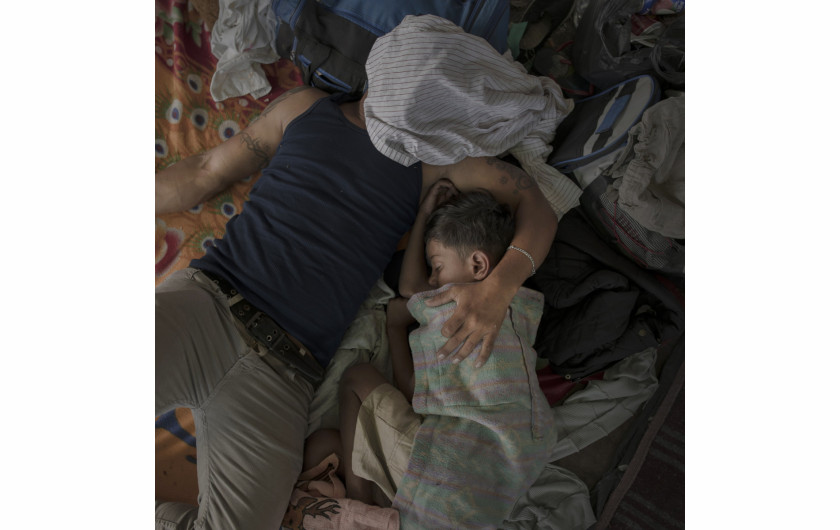 fot. Pieter Ten Hoopen, Agence Vu / Civilian Act, z cyklu The MIgrant Caravan, Nominacja do nagrody World Press Photo Story of the Year

W październiku i listopadzie 2018 roku tysiące emigrantów z państw Ameryki Centralnej dołączyło do karawany zmierzającej w stronę granic USA. Karawana stworzona dzięki kampanii w mediach społecznościowych zapewniała minimum bezpieczeństwa podróżującym na trasie, na której wcześniej ludzie znikali, lub byli porywani. Była też alternatywą dla wysokich opłat u przemytników ludzi.