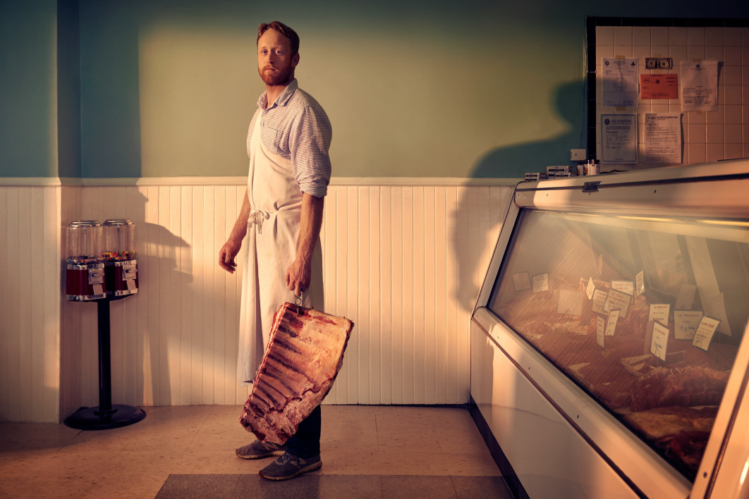 Fot. Luke Copping, &quot;Tom Moriarty - Moriarty Meats and Cafe Bar Moriarty, Buffalo NY&quot;, nagroda w kat. The James Beard Foundation Photography Award / World Food Photography Awards by Bimi 2025