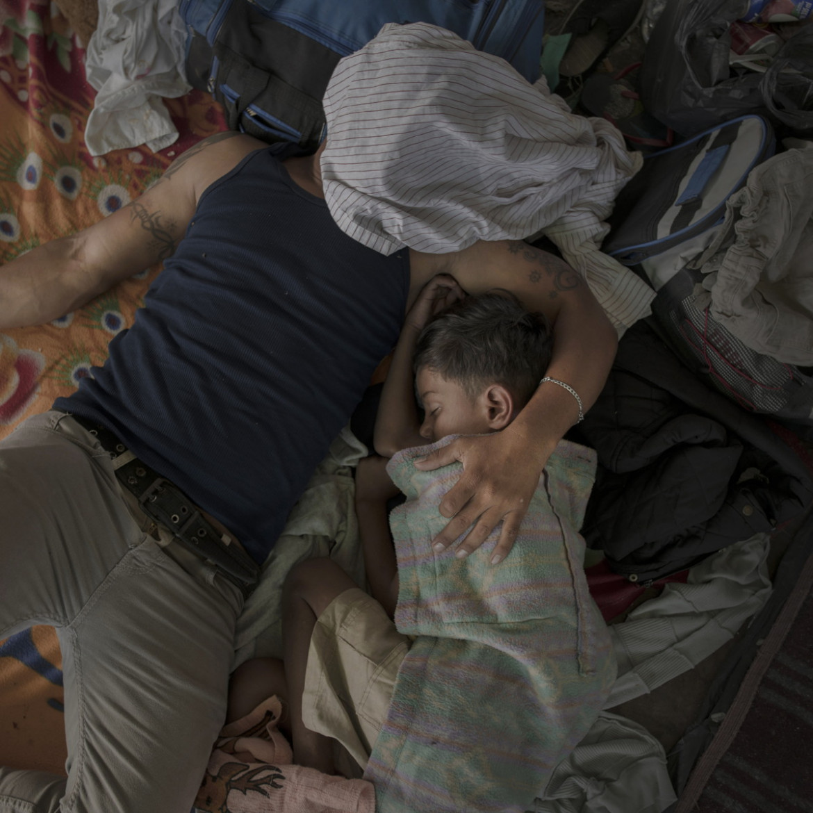 fot. Pieter Ten Hoopen, Agence Vu / Civilian Act, z cyklu "The MIgrant Caravan", Nominacja do nagrody World Press Photo Story of the Year
W październiku i listopadzie 2018 roku tysiące emigrantów z państw Ameryki Centralnej dołączyło do karawany zmierzającej w stronę granic USA. Karawana stworzona dzięki kampanii w mediach społecznościowych zapewniała minimum bezpieczeństwa podróżującym na trasie, na której wcześniej ludzie znikali, lub byli porywani. Była też alternatywą dla wysokich opłat u przemytników ludzi.