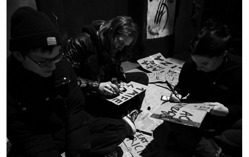 Fot. Antoni Nowak, Wydział Sztuki Mediów Akademii Sztuk Pięknych w Warszawie, 2. miejsce w kat. Young Poland - Stories / Grand Press Photo 2024 Działalność studentów zrzeszających się w związku zawodowym Inicjatywa Pracownicza stała się głośna dzięki udanej akcji okupacyjnej poznańskiego akademika Jowita. Reportaż ukazuje działalność Warszawskiego Koła Młodych Inicjatywy Pracowniczej, którego członkowie walczą o prawa socjalne studentów, wchodząc w konflikt z władzami Uniwersytetu Warszawskiego, a także biorąc aktywny udział w obronie Jowity UAM.