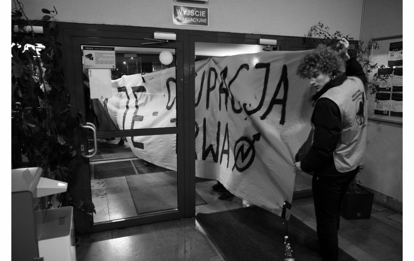 Fot. Antoni Nowak, Wydział Sztuki Mediów Akademii Sztuk Pięknych w Warszawie, 2. miejsce w kat. Young Poland - Stories / Grand Press Photo 2024 Działalność studentów zrzeszających się w związku zawodowym Inicjatywa Pracownicza stała się głośna dzięki udanej akcji okupacyjnej poznańskiego akademika Jowita. Reportaż ukazuje działalność Warszawskiego Koła Młodych Inicjatywy Pracowniczej, którego członkowie walczą o prawa socjalne studentów, wchodząc w konflikt z władzami Uniwersytetu Warszawskiego, a także biorąc aktywny udział w obronie Jowity UAM.