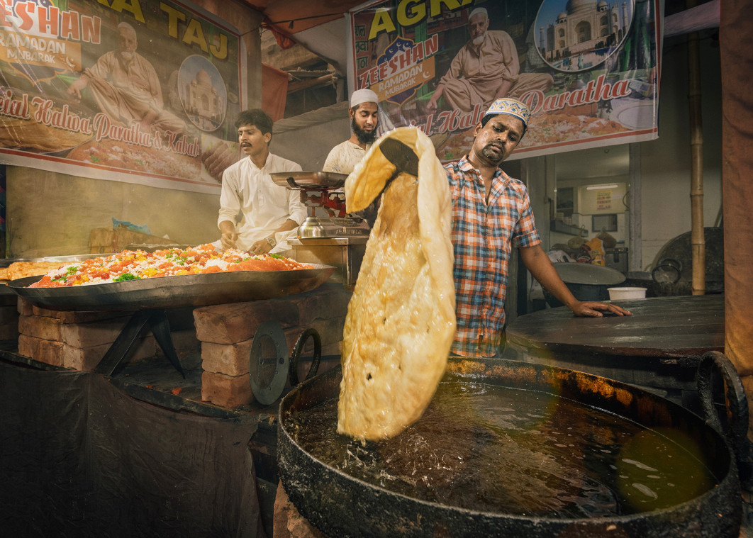 Fot. Debdatta Chakraborty, &quot;Ramadan Special Parantha Halwa&quot;, nagroda w kat. Street Food / World Food Photography Awards by Bimi 2025