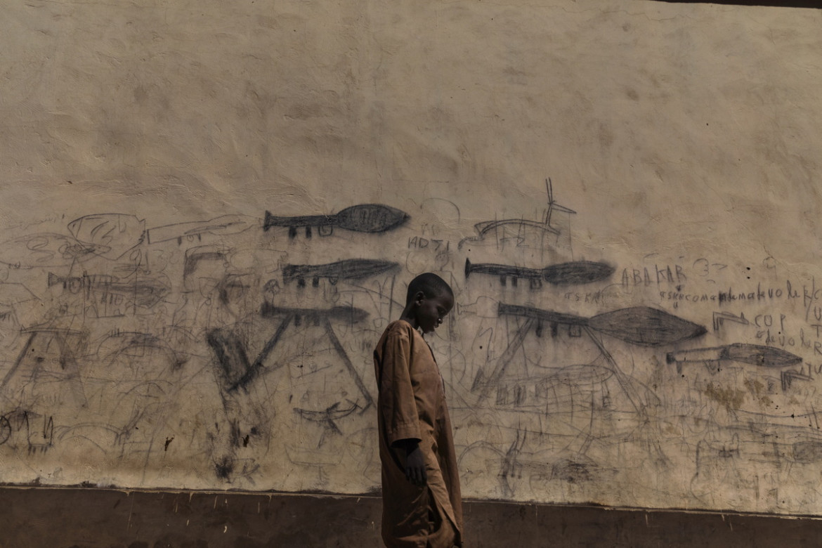 fot. Marco Gualazzini, Contrasto, z cyklu, "The Lake Chad Crisis", Nominacja do nagrody World Press Photo Story of the Year

Kryzys humanitarny w Kotlinie Czasu to kombinacja konfliktu politycznego i czynników środowiskowych. Jezioro Czad, niegdyś jedno z największych w Afryce i źródło życia dla 40 mln osób, z powodu źle zaplanowanych systemów nawadniania, suszy i wylesiania terenu w ciągu 60 lat zmniejszyło swój rozmiar o 90 procent. Rybacy pozostali bez pracy, a brak wody wywołuje konflikty między farmerami, a hodowcami trzody. Korzysta na tym dżihadystyczne ugrupowanie Boko Haram, które rekrutuje nowych członków w lokalnych wioskach. Narastający konflikt doprowadził do wysiedlenia 2,5 mln osób i braku bezpieczeństwa żywnościowego.