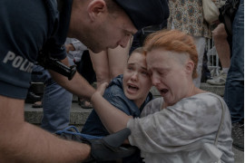 fot. Jędrzej Nowicki / Gazeta Wyborcza, nominacja w kategorii Wydarzenia. Justyna Łagowska wraz z córką są usuwane z miejsca protestu przeciw Marszowi Powstańców zorganizowanemu przez środowiska nacjonalistyczne.