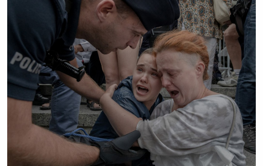 fot. Jędrzej Nowicki / Gazeta Wyborcza, nominacja w kategorii Wydarzenia. Justyna Łagowska wraz z córką są usuwane z miejsca protestu przeciw Marszowi Powstańców zorganizowanemu przez środowiska nacjonalistyczne.