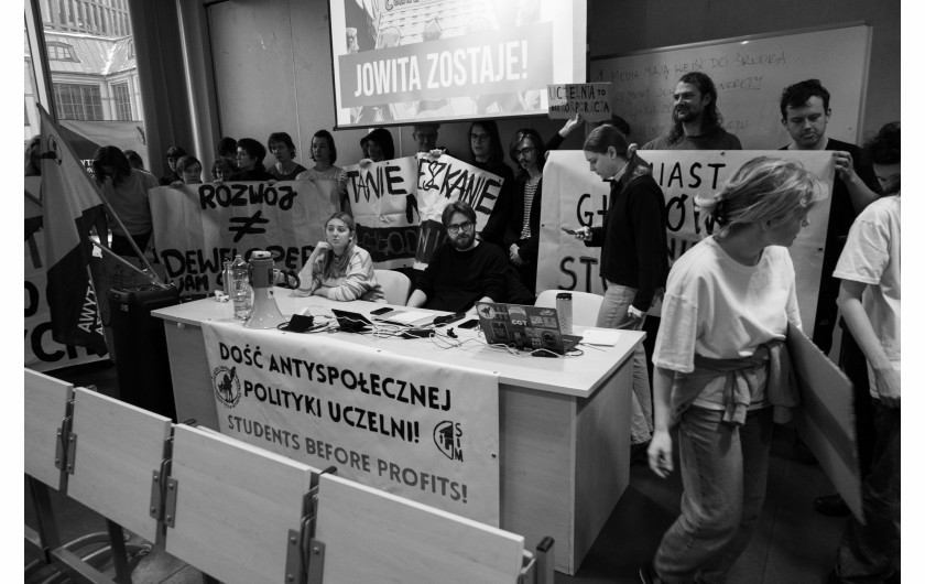 Fot. Antoni Nowak, Wydział Sztuki Mediów Akademii Sztuk Pięknych w Warszawie, 2. miejsce w kat. Young Poland - Stories / Grand Press Photo 2024 Działalność studentów zrzeszających się w związku zawodowym Inicjatywa Pracownicza stała się głośna dzięki udanej akcji okupacyjnej poznańskiego akademika Jowita. Reportaż ukazuje działalność Warszawskiego Koła Młodych Inicjatywy Pracowniczej, którego członkowie walczą o prawa socjalne studentów, wchodząc w konflikt z władzami Uniwersytetu Warszawskiego, a także biorąc aktywny udział w obronie Jowity UAM.