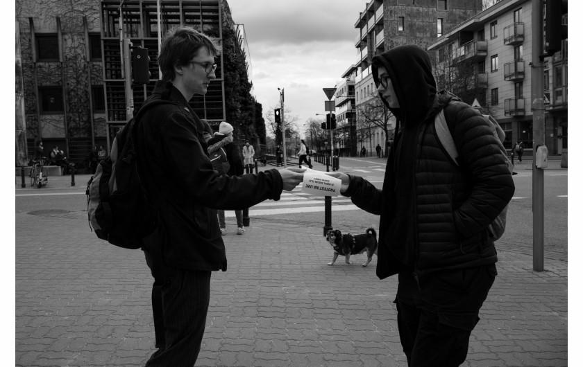 Fot. Antoni Nowak, Wydział Sztuki Mediów Akademii Sztuk Pięknych w Warszawie, 2. miejsce w kat. Young Poland - Stories / Grand Press Photo 2024 Działalność studentów zrzeszających się w związku zawodowym Inicjatywa Pracownicza stała się głośna dzięki udanej akcji okupacyjnej poznańskiego akademika Jowita. Reportaż ukazuje działalność Warszawskiego Koła Młodych Inicjatywy Pracowniczej, którego członkowie walczą o prawa socjalne studentów, wchodząc w konflikt z władzami Uniwersytetu Warszawskiego, a także biorąc aktywny udział w obronie Jowity UAM.