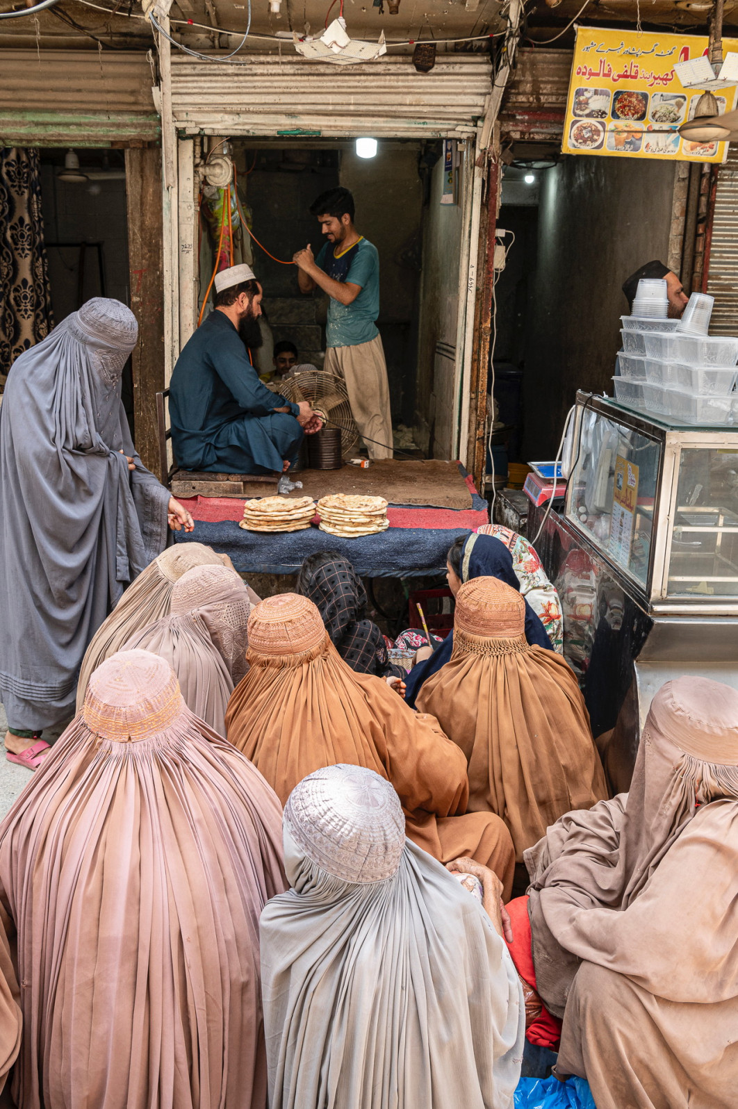 Fot. Jo Kearney, &quot;Afghan Refugee Women Wait for Free Bread&quot;, nagroda w kat. Politics of Food / World Food Photography Awards by Bimi 2025