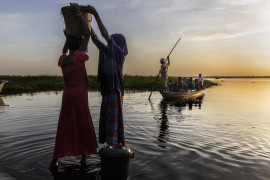 fot. Marco Gualazzini, Contrasto, z cyklu, "The Lake Chad Crisis", Nominacja do nagrody World Press Photo Story of the Year

Kryzys humanitarny w Kotlinie Czasu to kombinacja konfliktu politycznego i czynników środowiskowych. Jezioro Czad, niegdyś jedno z największych w Afryce i źródło życia dla 40 mln osób, z powodu źle zaplanowanych systemów nawadniania, suszy i wylesiania terenu w ciągu 60 lat zmniejszyło swój rozmiar o 90 procent. Rybacy pozostali bez pracy, a brak wody wywołuje konflikty między farmerami, a hodowcami trzody. Korzysta na tym dżihadystyczne ugrupowanie Boko Haram, które rekrutuje nowych członków w lokalnych wioskach. Narastający konflikt doprowadził do wysiedlenia 2,5 mln osób i braku bezpieczeństwa żywnościowego.