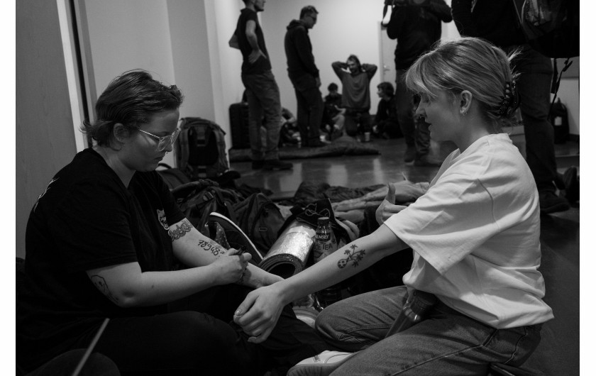 Fot. Antoni Nowak, Wydział Sztuki Mediów Akademii Sztuk Pięknych w Warszawie, 2. miejsce w kat. Young Poland - Stories / Grand Press Photo 2024 Działalność studentów zrzeszających się w związku zawodowym Inicjatywa Pracownicza stała się głośna dzięki udanej akcji okupacyjnej poznańskiego akademika Jowita. Reportaż ukazuje działalność Warszawskiego Koła Młodych Inicjatywy Pracowniczej, którego członkowie walczą o prawa socjalne studentów, wchodząc w konflikt z władzami Uniwersytetu Warszawskiego, a także biorąc aktywny udział w obronie Jowity UAM.