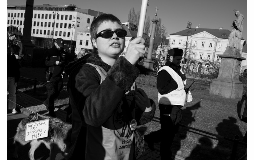 Fot. Antoni Nowak, Wydział Sztuki Mediów Akademii Sztuk Pięknych w Warszawie, 2. miejsce w kat. Young Poland - Stories / Grand Press Photo 2024 Działalność studentów zrzeszających się w związku zawodowym Inicjatywa Pracownicza stała się głośna dzięki udanej akcji okupacyjnej poznańskiego akademika Jowita. Reportaż ukazuje działalność Warszawskiego Koła Młodych Inicjatywy Pracowniczej, którego członkowie walczą o prawa socjalne studentów, wchodząc w konflikt z władzami Uniwersytetu Warszawskiego, a także biorąc aktywny udział w obronie Jowity UAM.