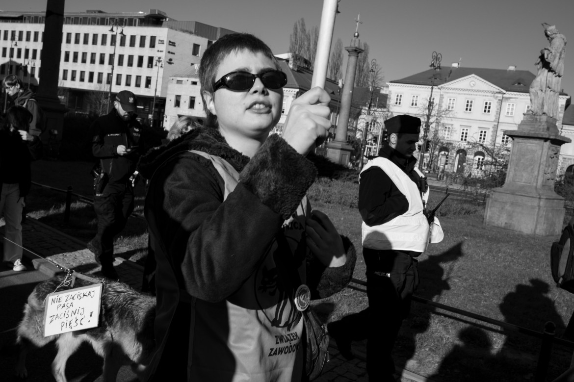 Fot. Antoni Nowak, Wydział Sztuki Mediów Akademii Sztuk Pięknych w Warszawie, 2. miejsce w kat. Young Poland - Stories / Grand Press Photo 2024<br></br><br></br> Działalność studentów zrzeszających się w związku zawodowym Inicjatywa Pracownicza stała się głośna dzięki udanej akcji okupacyjnej poznańskiego akademika Jowita. Reportaż ukazuje działalność Warszawskiego Koła Młodych Inicjatywy Pracowniczej, którego członkowie walczą o prawa socjalne studentów, wchodząc w konflikt z władzami Uniwersytetu Warszawskiego, a także biorąc aktywny udział w obronie Jowity UAM.