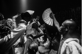 Fot. Temiloluwa Johnson, "Mother Moves, House Approves", nagroda w kat. regionalnej Africa / World Press Photo 2025<br></br><br></br>Uczestnicy „Heavenly Bodies”, podziemnego wydarzenia podczas Lagos Pride, świętują wybór „matki roku”. Lagos, Nigeria, 21 czerwca 2024 r.<br></br><br></br> Członkowie społeczności LGBTQI+ w Nigerii stoją w obliczu reperkusji prawnych, powszechnej dyskryminacji społecznej i przemocy fizycznej. „Heavenly Bodies: Notes on Fola Francis” była trzecią edycją jednej z największych imprez dragowych w Nigerii. Seria została nazwana na cześć zmarłej Foli Francis, transpłciowej ikony, aktywistki i pierwszej otwarcie transpłciowej osoby, która chodziła po wybiegu podczas Tygodnia Mody w Lagos. Pomimo wszystkich zagrożeń, wydarzenie było elektryzującym doświadczeniem, zapewniając tętniącą życiem przestrzeń do świętowania miłości i swobodnego wyrażania siebie.