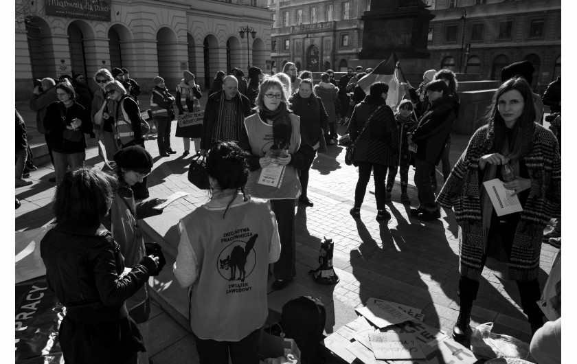 Fot. Antoni Nowak, Wydział Sztuki Mediów Akademii Sztuk Pięknych w Warszawie, 2. miejsce w kat. Young Poland - Stories / Grand Press Photo 2024 Działalność studentów zrzeszających się w związku zawodowym Inicjatywa Pracownicza stała się głośna dzięki udanej akcji okupacyjnej poznańskiego akademika Jowita. Reportaż ukazuje działalność Warszawskiego Koła Młodych Inicjatywy Pracowniczej, którego członkowie walczą o prawa socjalne studentów, wchodząc w konflikt z władzami Uniwersytetu Warszawskiego, a także biorąc aktywny udział w obronie Jowity UAM.