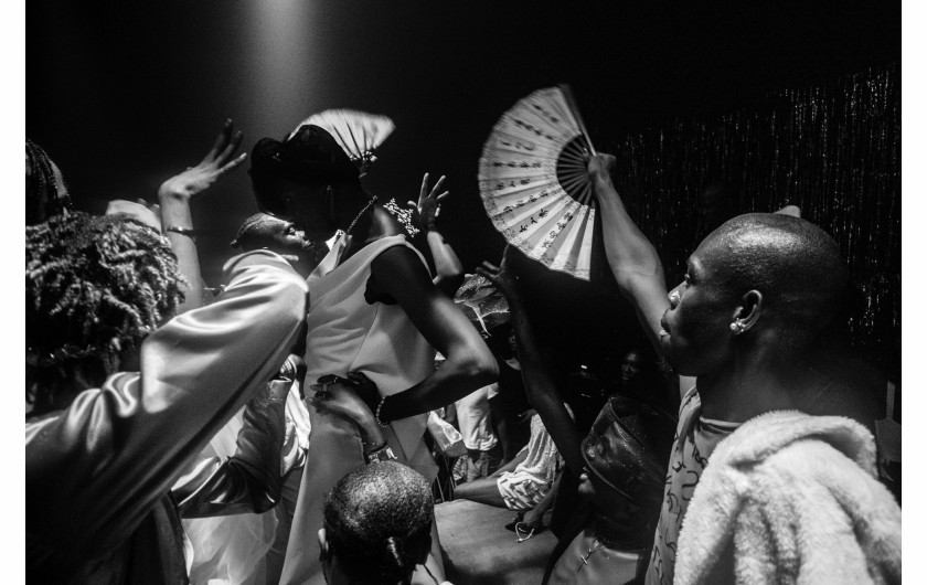 Fot. Temiloluwa Johnson, Mother Moves, House Approves, nagroda w kat. regionalnej Africa / World Press Photo 2025Uczestnicy „Heavenly Bodies”, podziemnego wydarzenia podczas Lagos Pride, świętują wybór „matki roku”. Lagos, Nigeria, 21 czerwca 2024 r. Członkowie społeczności LGBTQI+ w Nigerii stoją w obliczu reperkusji prawnych, powszechnej dyskryminacji społecznej i przemocy fizycznej. „Heavenly Bodies: Notes on Fola Francis” była trzecią edycją jednej z największych imprez dragowych w Nigerii. Seria została nazwana na cześć zmarłej Foli Francis, transpłciowej ikony, aktywistki i pierwszej otwarcie transpłciowej osoby, która chodziła po wybiegu podczas Tygodnia Mody w Lagos. Pomimo wszystkich zagrożeń, wydarzenie było elektryzującym doświadczeniem, zapewniając tętniącą życiem przestrzeń do świętowania miłości i swobodnego wyrażania siebie.