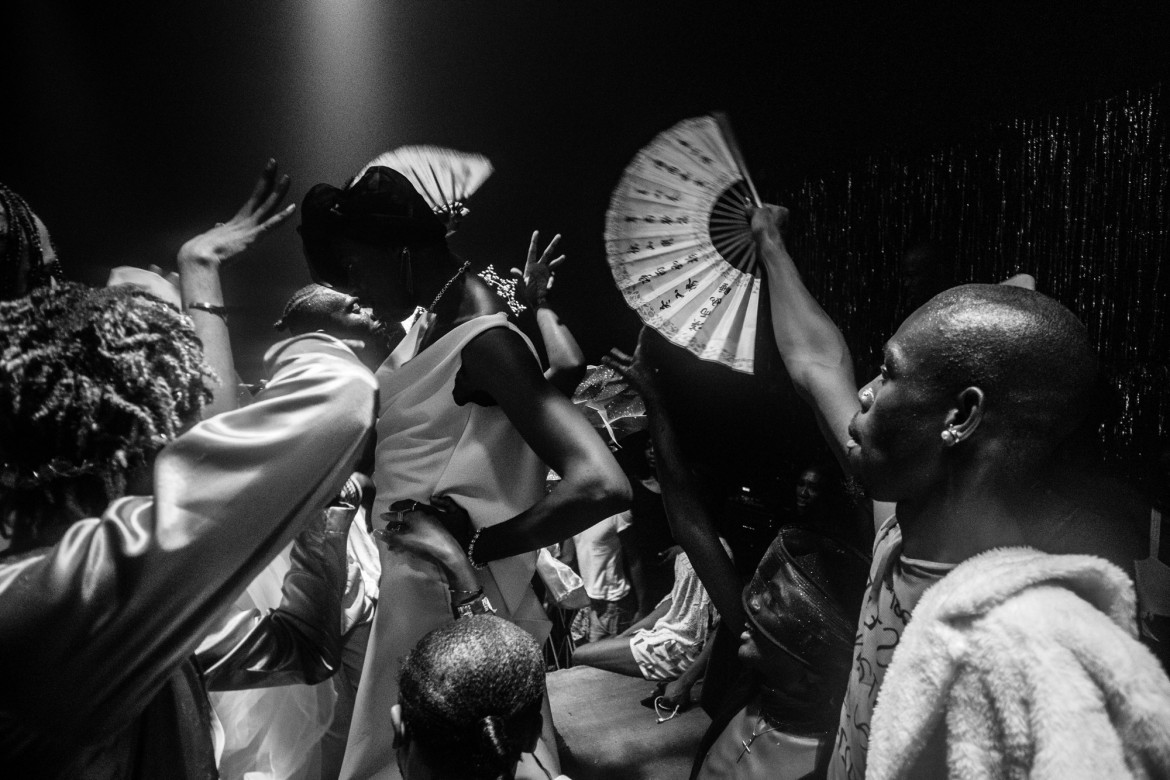 Fot. Temiloluwa Johnson, "Mother Moves, House Approves", nagroda w kat. regionalnej Africa / World Press Photo 2025<br></br><br></br>Uczestnicy „Heavenly Bodies”, podziemnego wydarzenia podczas Lagos Pride, świętują wybór „matki roku”. Lagos, Nigeria, 21 czerwca 2024 r.<br></br><br></br> Członkowie społeczności LGBTQI+ w Nigerii stoją w obliczu reperkusji prawnych, powszechnej dyskryminacji społecznej i przemocy fizycznej. „Heavenly Bodies: Notes on Fola Francis” była trzecią edycją jednej z największych imprez dragowych w Nigerii. Seria została nazwana na cześć zmarłej Foli Francis, transpłciowej ikony, aktywistki i pierwszej otwarcie transpłciowej osoby, która chodziła po wybiegu podczas Tygodnia Mody w Lagos. Pomimo wszystkich zagrożeń, wydarzenie było elektryzującym doświadczeniem, zapewniając tętniącą życiem przestrzeń do świętowania miłości i swobodnego wyrażania siebie.