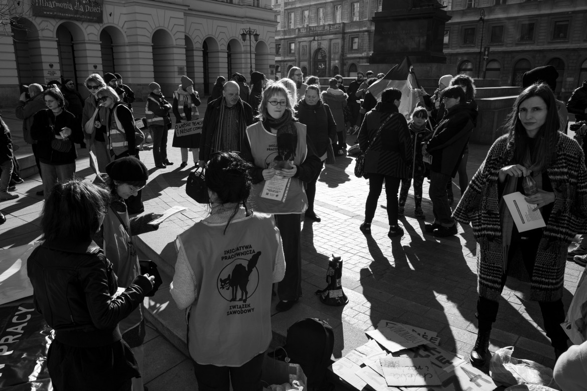 Fot. Antoni Nowak, Wydział Sztuki Mediów Akademii Sztuk Pięknych w Warszawie, 2. miejsce w kat. Young Poland - Stories / Grand Press Photo 2024<br></br><br></br> Działalność studentów zrzeszających się w związku zawodowym Inicjatywa Pracownicza stała się głośna dzięki udanej akcji okupacyjnej poznańskiego akademika Jowita. Reportaż ukazuje działalność Warszawskiego Koła Młodych Inicjatywy Pracowniczej, którego członkowie walczą o prawa socjalne studentów, wchodząc w konflikt z władzami Uniwersytetu Warszawskiego, a także biorąc aktywny udział w obronie Jowity UAM.