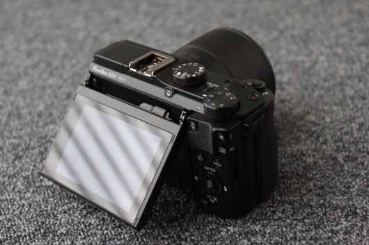Canon PowerShot G3 X - odchylany ekran