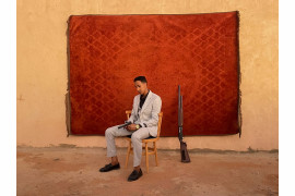 Fot. Mosab Abushama, "Life Won't Stop", nagroda w kat. regionalnej Africa / World Press Photo 2025<br></br><br></br>Pan młody pozuje do portretu na swoim ślubie. W Sudanie tradycją jest świętowanie ślubu uroczystą strzelaniną. Omdurman, Sudan, 12 stycznia 2024 r.<br></br><br></br>W styczniu 2024 r. fotograf został poproszony przez przyjaciela o udokumentowanie jego ślubu w Omdurmanie, mieście stale będącym celem nalotów. „Pomimo starć i przypadkowych ostrzałów w mieście, ślub był prostym, ale radosnym wydarzeniem. Wojna w Sudanie, która rozpoczęła się w kwietniu 2023 r., przyniosła okropności i przesiedlenia, zmuszając mnie do opuszczenia domu z dzieciństwa i przeniesienia się do innej części miasta. Był to czas, którego nikt z nas nie spodziewał się przeżyć. Jednak ten ślub był przypomnieniem radości codziennego życia, która wciąż jest możliwa pośród tragedii i rozpaczy” - wyjaśnia Mosab. Zdjęcie zostało zrobione aparatem telefonu komórkowego.