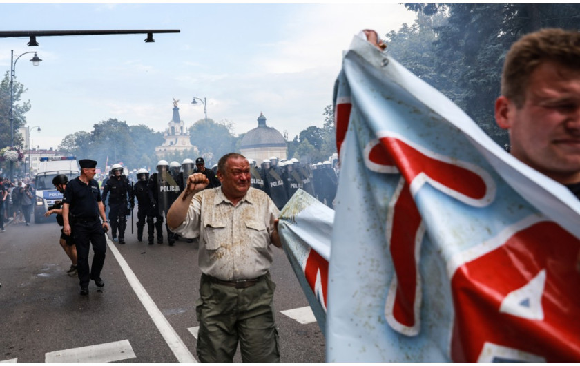 fot. Adam Stępnicki / MM Studio, 3. miejsce w kategorii Wydarzenia, Po przerwaniu przez policję blokady Parady Równości w Białymstoku dwaj mężczyźni trzymają baner z napisem „Mama i Tata największym skarbem świata”