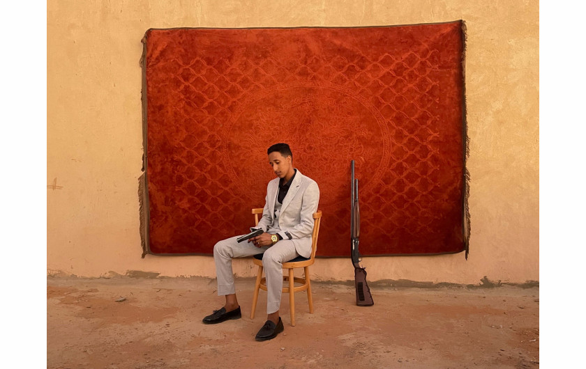 Fot. Mosab Abushama, Life Won't Stop, nagroda w kat. regionalnej Africa / World Press Photo 2025Pan młody pozuje do portretu na swoim ślubie. W Sudanie tradycją jest świętowanie ślubu uroczystą strzelaniną. Omdurman, Sudan, 12 stycznia 2024 r.W styczniu 2024 r. fotograf został poproszony przez przyjaciela o udokumentowanie jego ślubu w Omdurmanie, mieście stale będącym celem nalotów. „Pomimo starć i przypadkowych ostrzałów w mieście, ślub był prostym, ale radosnym wydarzeniem. Wojna w Sudanie, która rozpoczęła się w kwietniu 2023 r., przyniosła okropności i przesiedlenia, zmuszając mnie do opuszczenia domu z dzieciństwa i przeniesienia się do innej części miasta. Był to czas, którego nikt z nas nie spodziewał się przeżyć. Jednak ten ślub był przypomnieniem radości codziennego życia, która wciąż jest możliwa pośród tragedii i rozpaczy” - wyjaśnia Mosab. Zdjęcie zostało zrobione aparatem telefonu komórkowego.