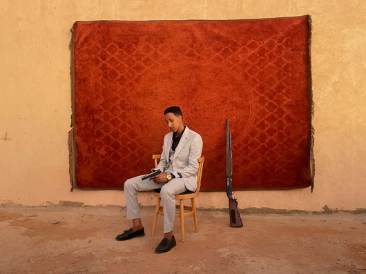 Fot. Mosab Abushama, Life Won't Stop, nagroda w kat. regionalnej Africa / World Press Photo 2025Pan młody pozuje do portretu na swoim ślubie. W Sudanie tradycją jest świętowanie ślubu uroczystą strzelaniną. Omdurman, Sudan, 12 stycznia 2024 r.W styczniu 2024 r. fotograf został poproszony przez przyjaciela o udokumentowanie jego ślubu w Omdurmanie, mieście stale będącym celem nalotów. „Pomimo starć i przypadkowych ostrzałów w mieście, ślub był prostym, ale radosnym wydarzeniem. Wojna w Sudanie, która rozpoczęła się w kwietniu 2023 r., przyniosła okropności i przesiedlenia, zmuszając mnie do opuszczenia domu z dzieciństwa i przeniesienia się do innej części miasta. Był to czas, którego nikt z nas nie spodziewał się przeżyć. Jednak ten ślub był przypomnieniem radości codziennego życia, która wciąż jest możliwa pośród tragedii i rozpaczy” - wyjaśnia Mosab. Zdjęcie zostało zrobione aparatem telefonu komórkowego.