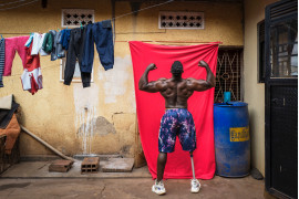 Fot. Marijn Fidder, "Tamale Safalu", nagroda w kat. regionalnej Africa / World Press Photo 2025<br></br><br></br> Kulturysta Tamale Safalu trenuje przed swoim domem. Kampala, Uganda, 25 stycznia 2024 r. Pomimo utraty nogi po strasznym wypadku motocyklowym w 2020 roku, Tamale Safalu pozostał zaangażowany w kulturystykę, stając się pierwszym niepełnosprawnym sportowcem w Ugandzie, który rywalizował ze zwykłymi zawodnikami. Jego siła i determinacja w obliczu przeciwności losu rzuca wyzwanie stereotypom i służy jako inspiracja dla ludzi z różnych środowisk. „Rywalizując jako kulturysta na scenie, chcę zachęcić inne osoby niepełnosprawne do rozpoznania własnych talentów i nie spuszczania głowy” - mówi Tamale.