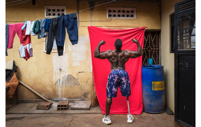 Fot. Marijn Fidder, Tamale Safalu, nagroda w kat. regionalnej Africa / World Press Photo 2025 Kulturysta Tamale Safalu trenuje przed swoim domem. Kampala, Uganda, 25 stycznia 2024 r. Pomimo utraty nogi po strasznym wypadku motocyklowym w 2020 roku, Tamale Safalu pozostał zaangażowany w kulturystykę, stając się pierwszym niepełnosprawnym sportowcem w Ugandzie, który rywalizował ze zwykłymi zawodnikami. Jego siła i determinacja w obliczu przeciwności losu rzuca wyzwanie stereotypom i służy jako inspiracja dla ludzi z różnych środowisk. „Rywalizując jako kulturysta na scenie, chcę zachęcić inne osoby niepełnosprawne do rozpoznania własnych talentów i nie spuszczania głowy” - mówi Tamale.
