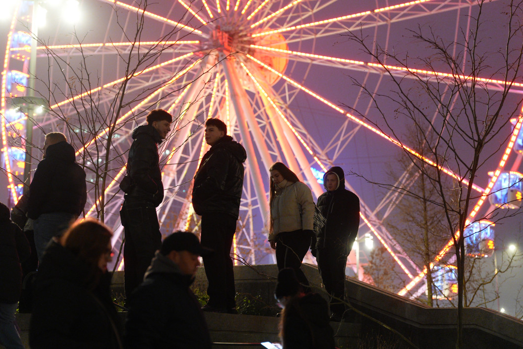 1/125 s, f/2.2, ISO 6400, 65.0 mm