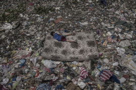 fot. Mario Cruz, "Living Among What's Left Behind", 3. miejsce w kategorii Environment.

Dziecko na materacu zbiera produkty nadające się do przetworzenia ze śmieci unoszących się na rzece Pasig na Filipinach. Rzeka ta została ogłoszona biologicznie martwą już w latach 90. XX wieku, w skutek zanieczyszczenia przemysłowego i wypuszczania nieoczyszczonych ścieków przez zamieszkujące jej wybrzeża społeczności. Zaliczana jest do 20 najbardziej zanieczyszczonych rzek na świecie. Co roku z jej nurtem do oceanu wpada 64 tys. ton plastiku. Podejmowane są działania mające za zadanie jej oczyszczenie, ale nadal na niektórych odcinkach zanieczyszczenie jest tak ogromne, że możliwe jest chodzenie po unoszących się na niej odpadach.