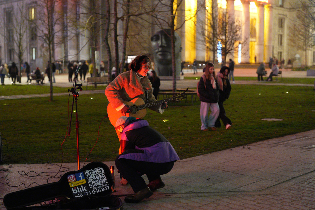 1/125 s, f/2.2, ISO 12800, 50.0 mm