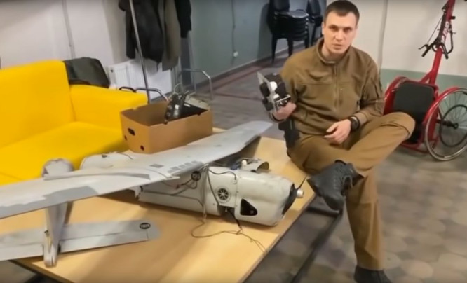 Amatorska lustrzanka, tani obiektyw i trochę taśmy, czyli co siedzi w rosyjskim dronie