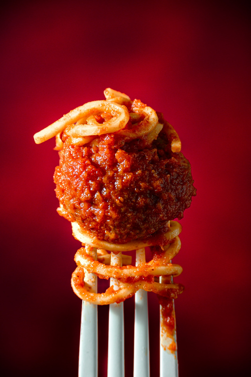 Fot. Costas Millas, &quot;Wrap Yourself Around Me&quot;, nagroda w kat. Hotel Art Group Food Stylist Award / World Food Photography Awards by Bimi 2025