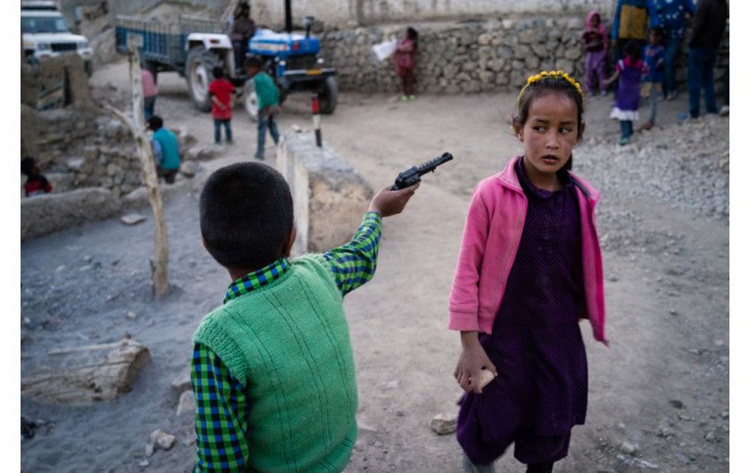 fot. Joanna Mrówka / Agencja Forum, 1. miejsce w kategorii Życie Codzienne. Zabawa dzieci w Indiach, gdzie 65 proc. mężczyzn uważa, że przemoc wobec kobiet jest dozwolona.